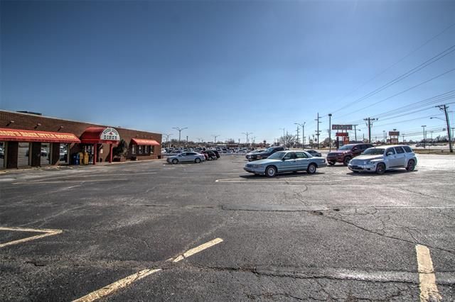 1905 S Sheridan Rd, Tulsa, OK 74112